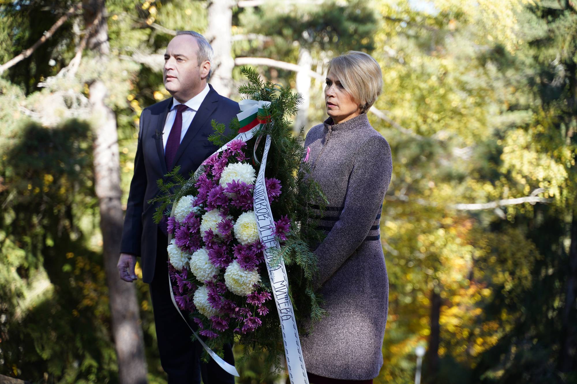 Кандидат-президентската двойка поднесе венец на паметника костница на връх Средногорец
